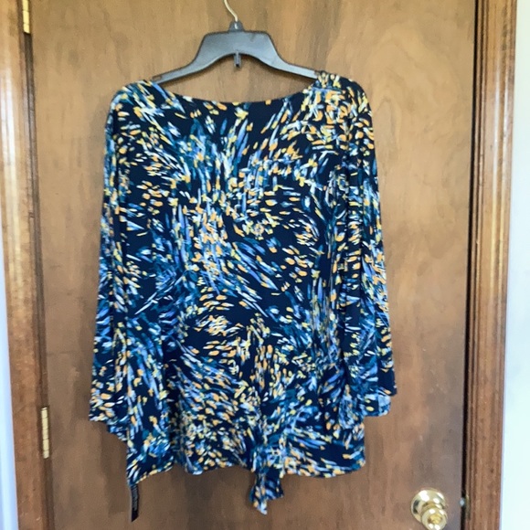 Relist3/24 Zac & Rachel abstract print top with stretch tie detail at hemline 2X - Picture 15 of 17